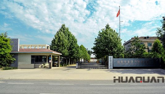 華全發(fā)電機(jī)組廠(chǎng)區(qū)門(mén)口