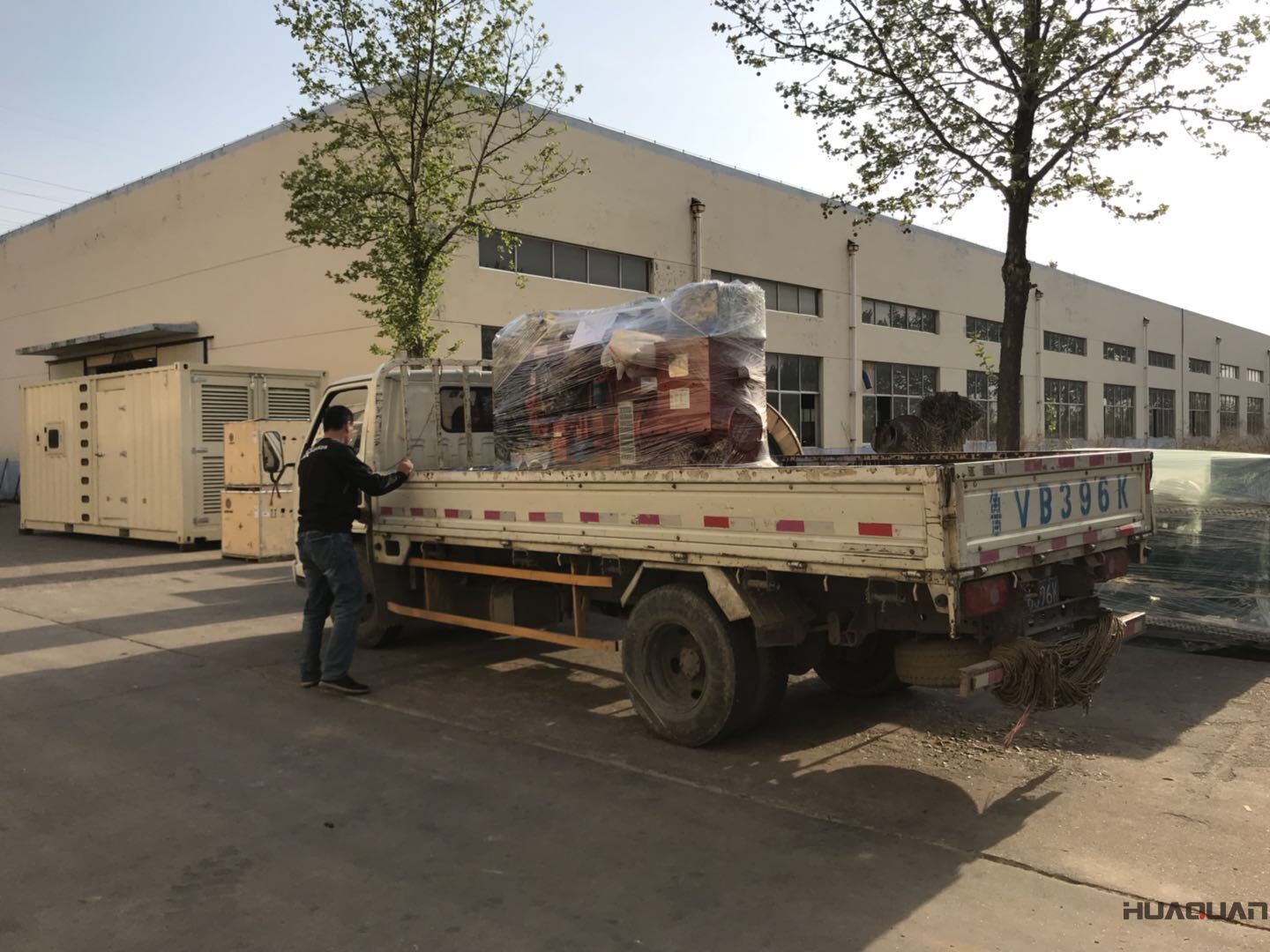 一臺(tái)50kw標(biāo)配柴油發(fā)電機(jī)組于8月7日順利發(fā)往河南