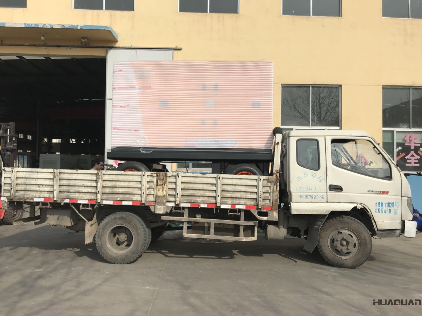 8月16日，一臺150kw移動靜音拖車柴油發(fā)電機(jī)組從華全動力發(fā)往山東省