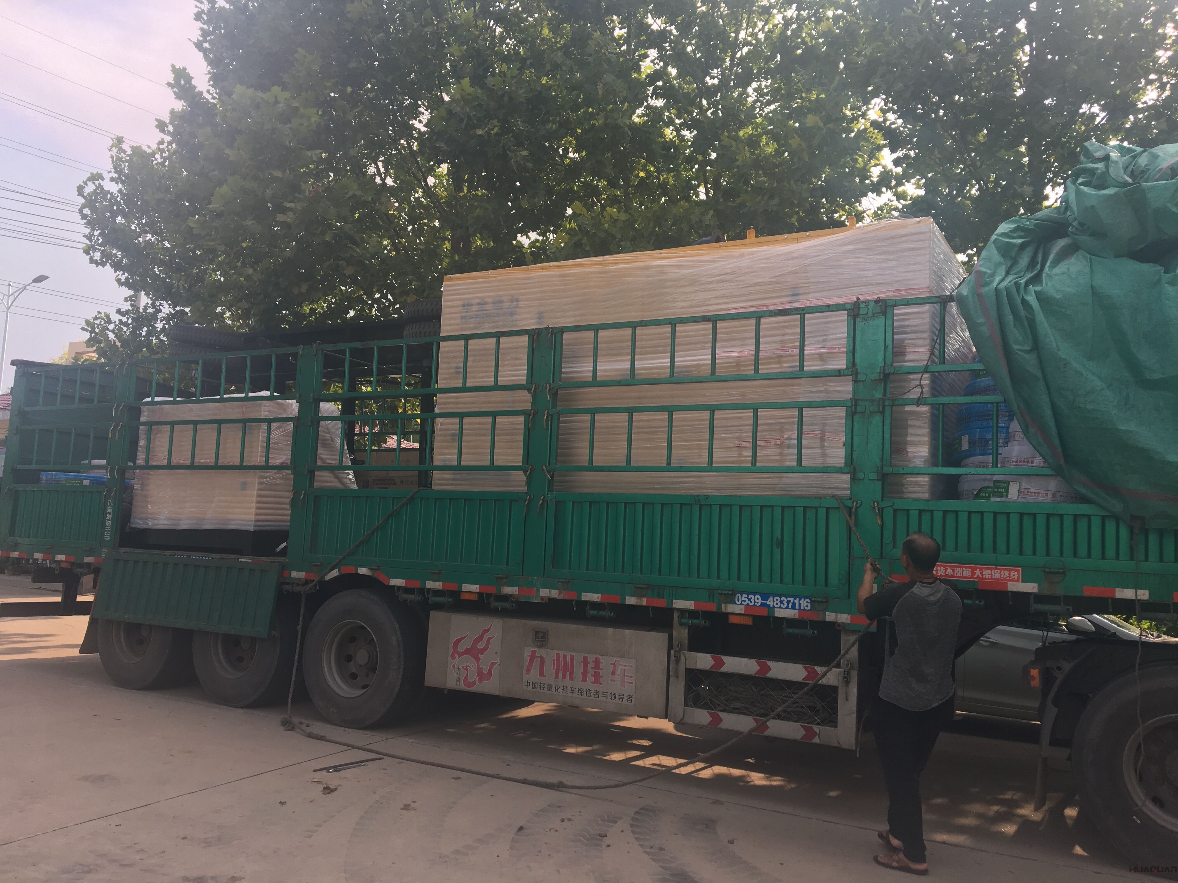 8月28日，一臺(tái)400kw四保護(hù)康明斯柴油發(fā)電機(jī)組從華全動(dòng)力順利發(fā)往青島市