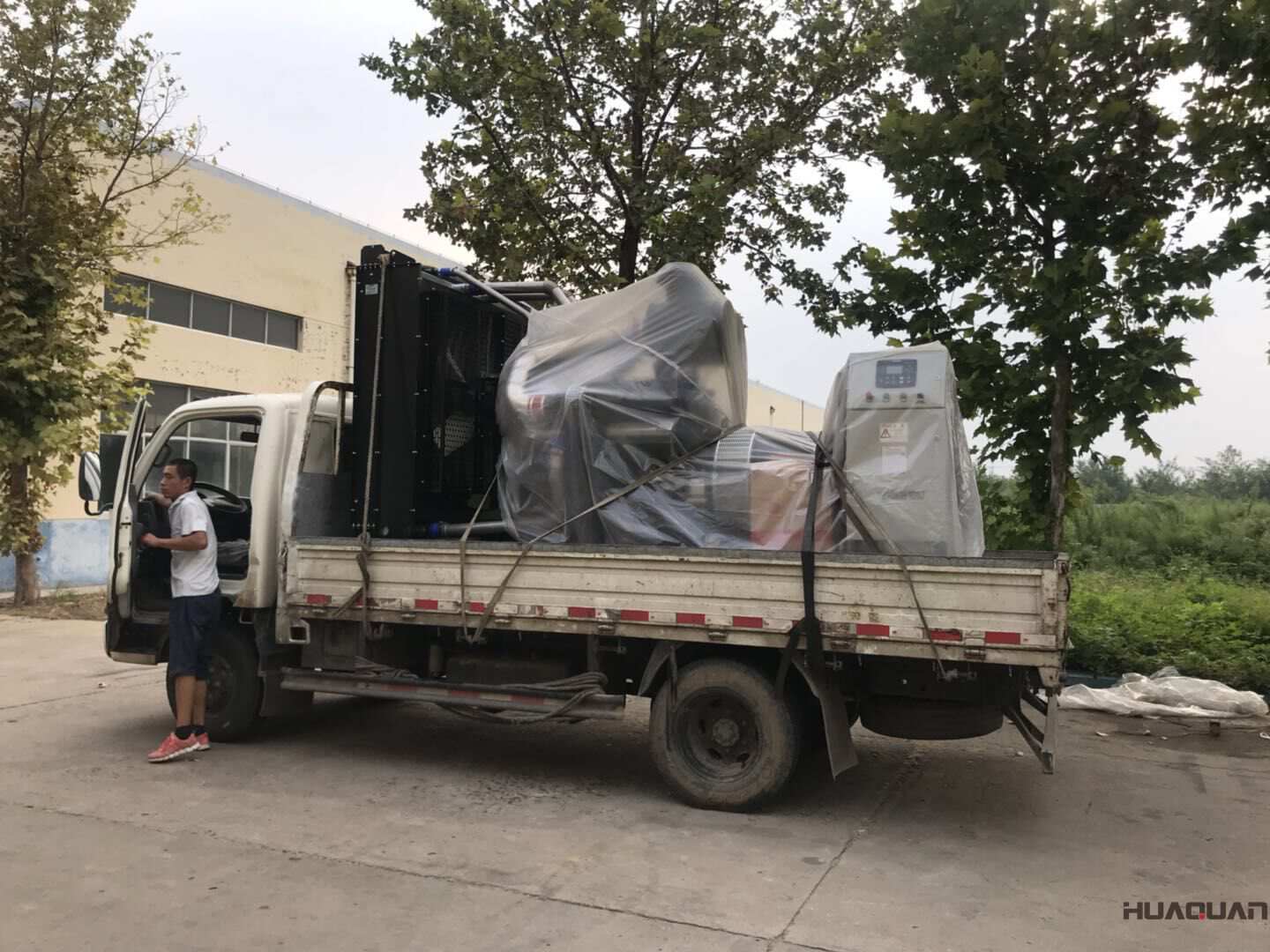 一臺300kw自動化型柴油發電機組于9月3日發往山東