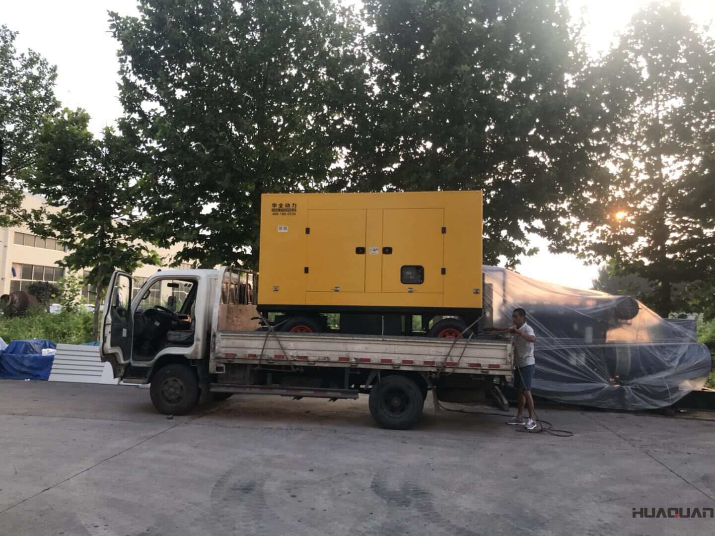 一臺(tái)300kw移動(dòng)靜音拖車(chē)型柴油發(fā)電機(jī)組于9月23日發(fā)往山東