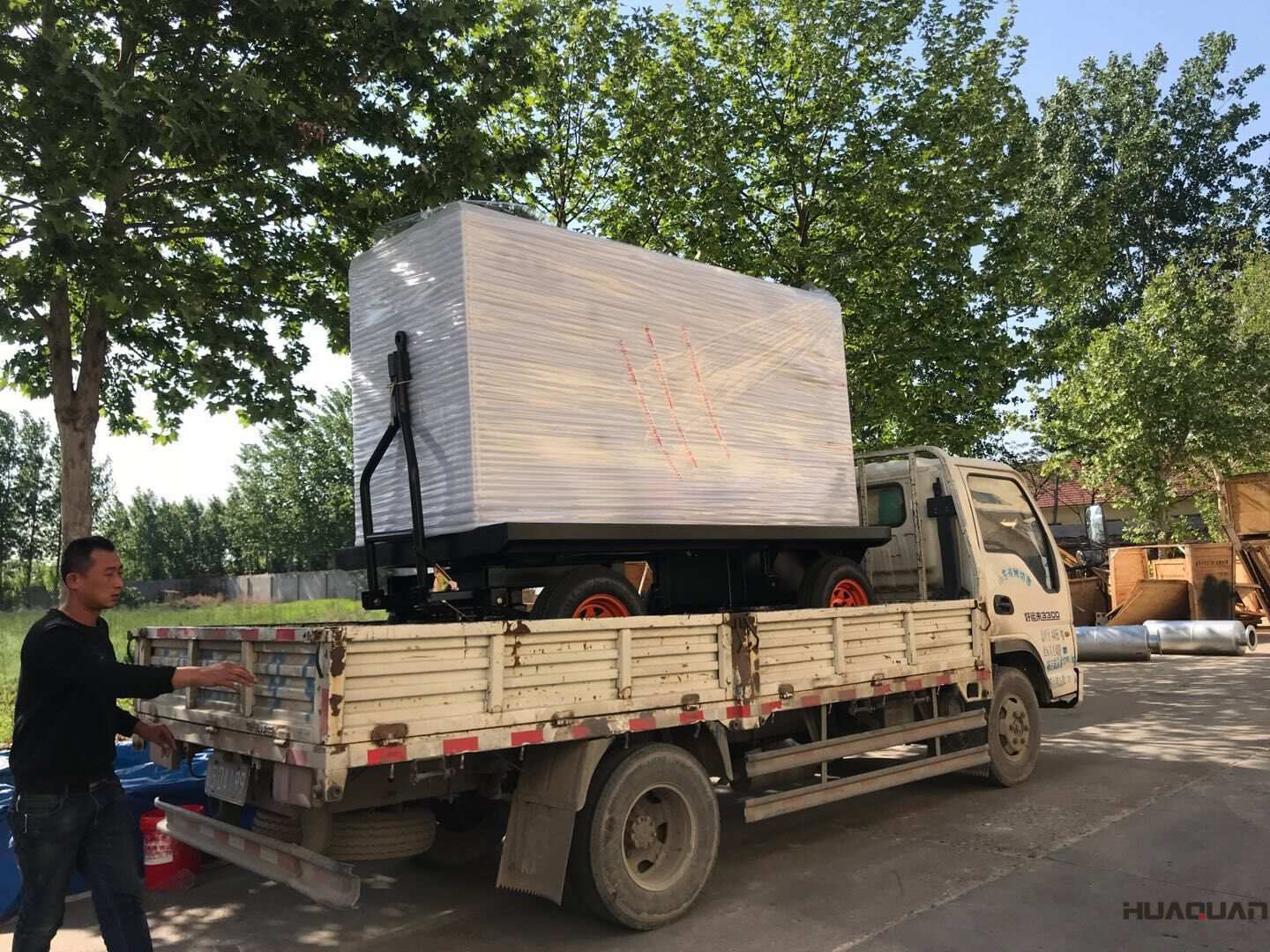 10月15日一臺(tái)75kw拖車（無(wú)防雨棚）型柴油發(fā)電機(jī)組已發(fā)往山東