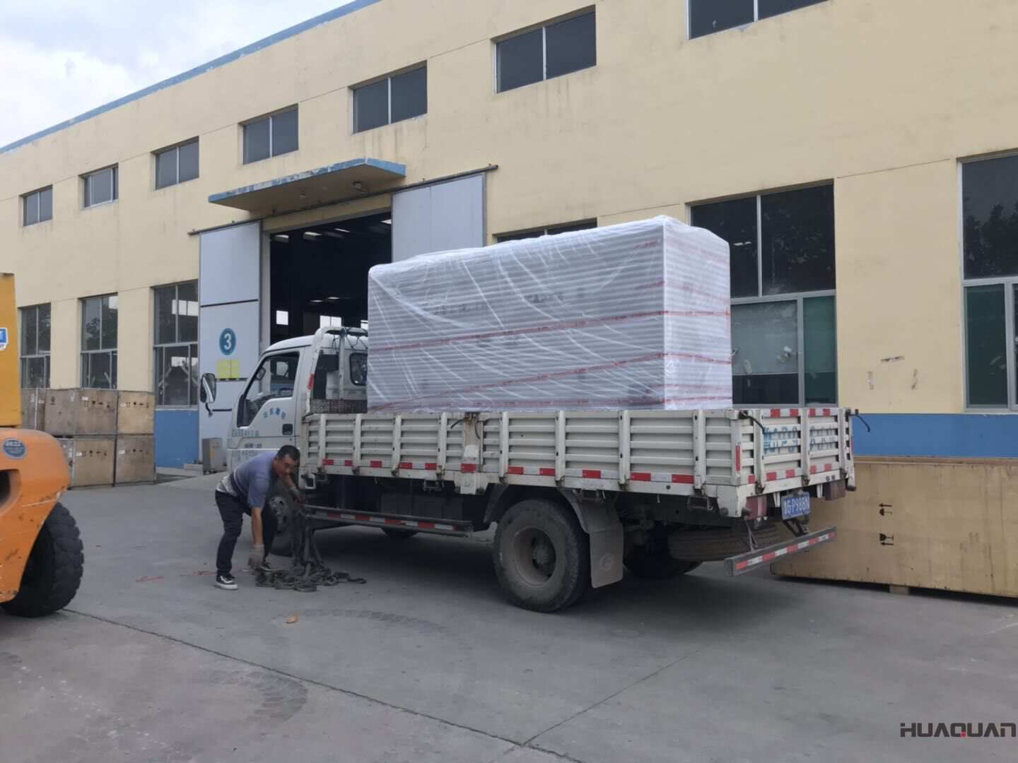 一臺30kw立柜四保護沼氣發(fā)電機組于10月25日從華全動力順利發(fā)往山西