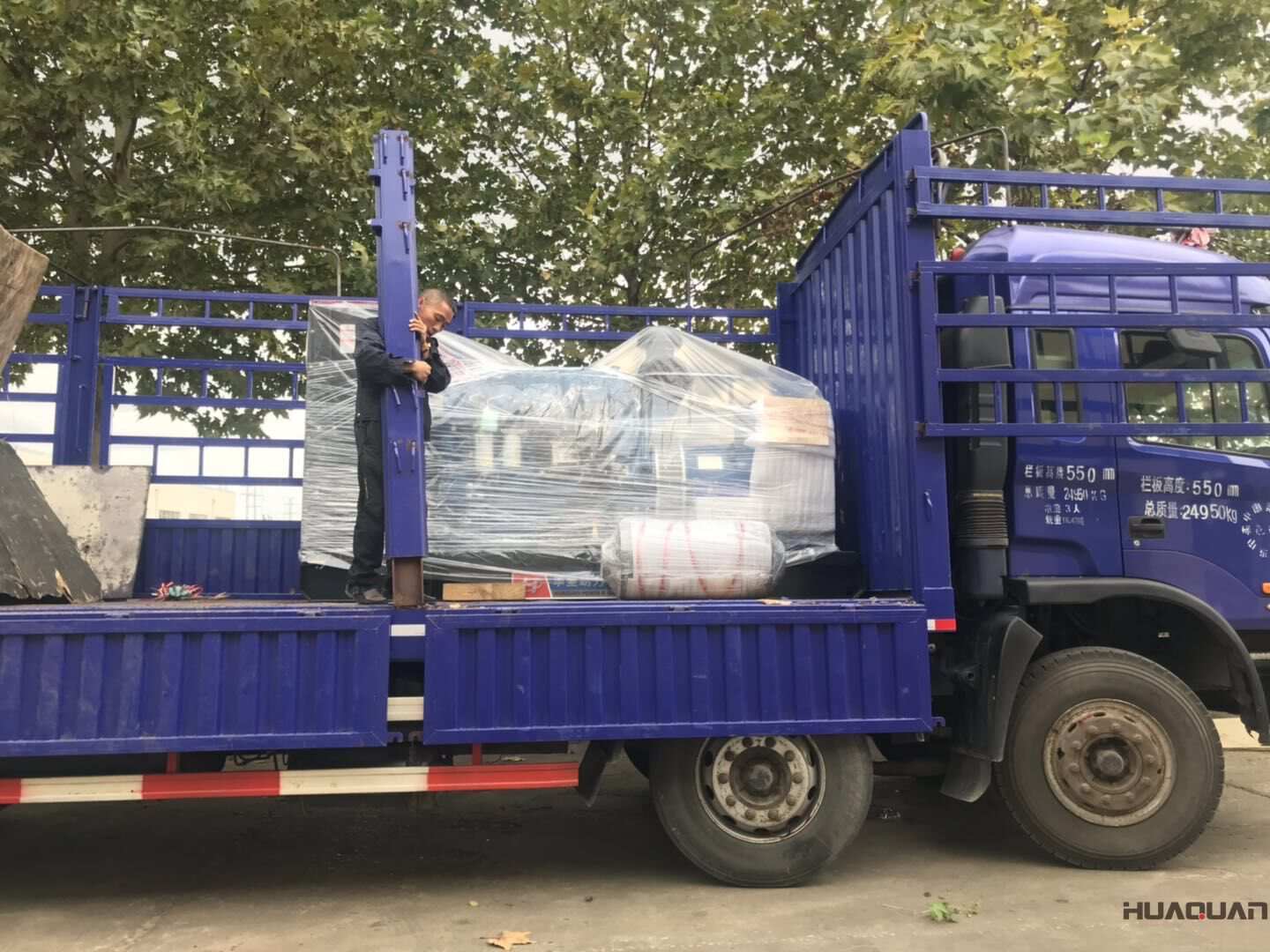 遼寧岳先生10月25日從華全動力訂購了一臺300kw底座油箱立柜四保護柴油發(fā)電機組，現(xiàn)已順利發(fā)往目的地