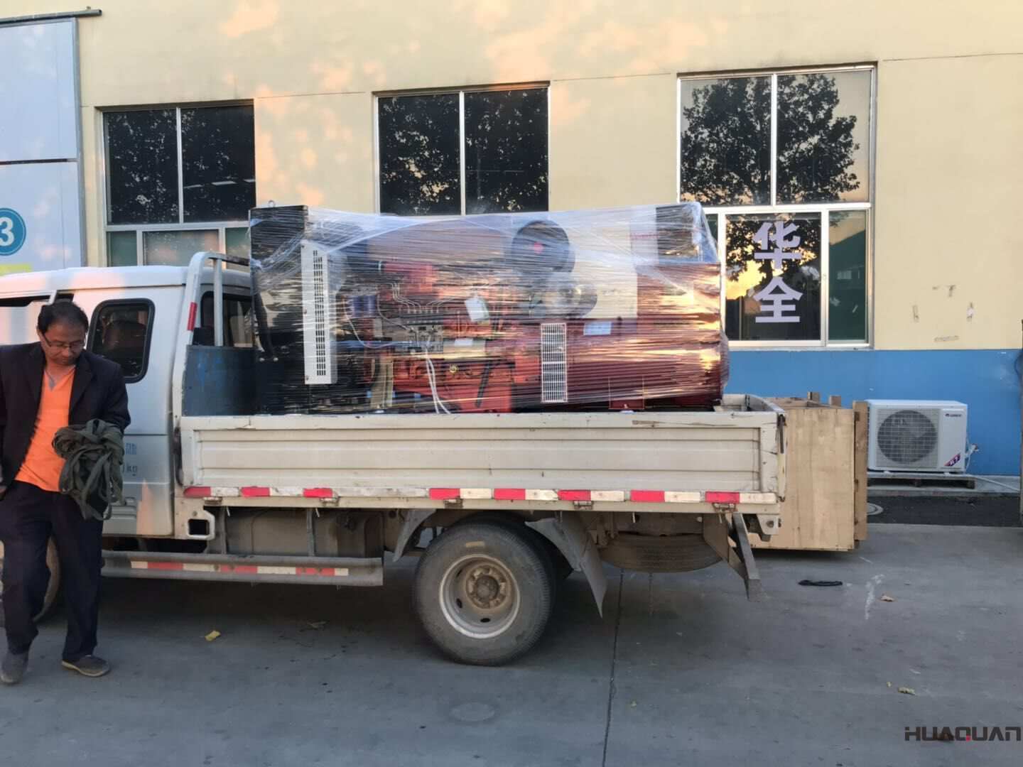 一臺150kw標配柴油發(fā)電機組于10月27日順利從華全動力發(fā)往山東