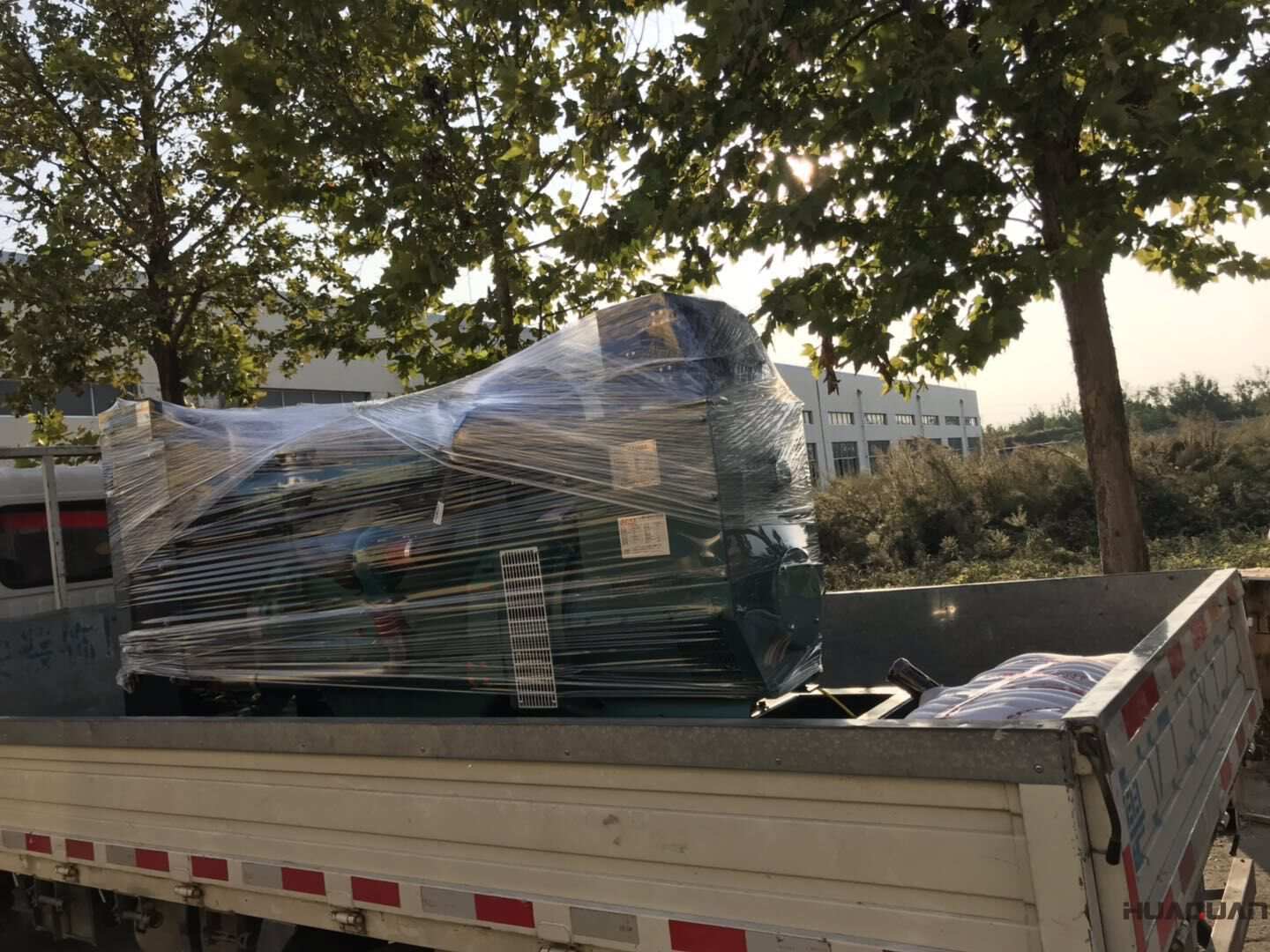 山東嚴先生于10月30日在華全動力采購了一臺100kw標配柴油發(fā)電機組，現(xiàn)已檢查無誤，正式發(fā)往目的地