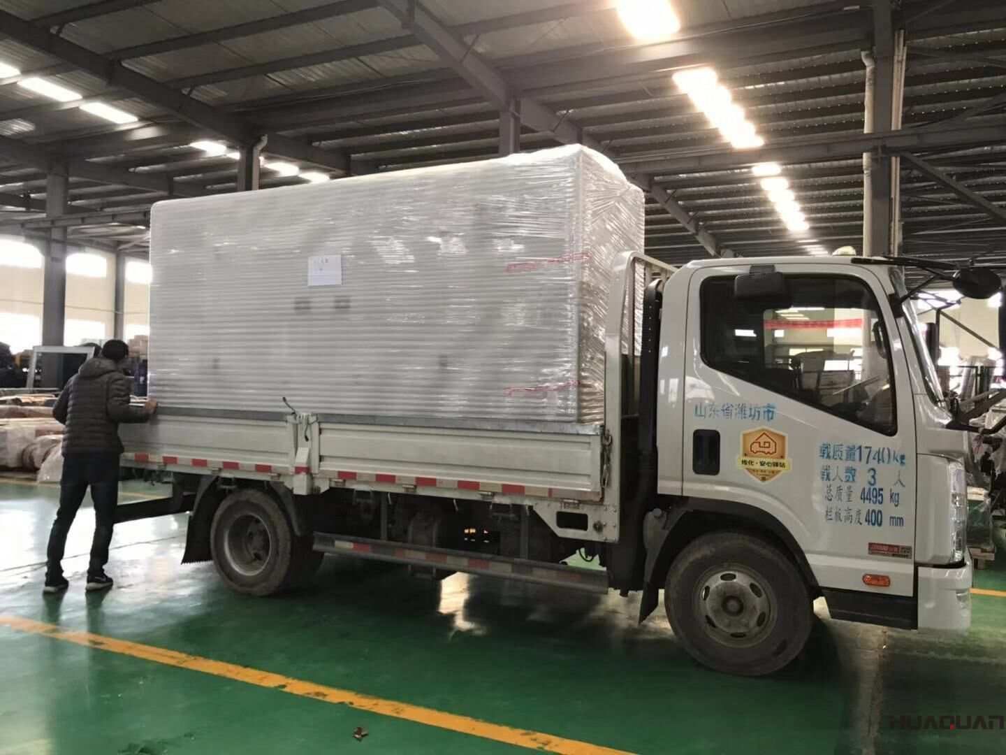 一臺200kw箱式四保護柴油發電機組于11月10日從華全動力成功發往山東省