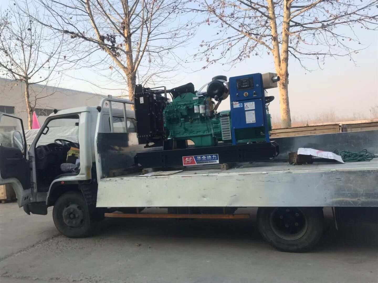 天氣雖然涼了，但是華全動(dòng)力發(fā)電機(jī)組的銷(xiāo)量卻依舊火熱，這不一臺(tái)50kw標(biāo)配柴油發(fā)電機(jī)組于12月3日順利發(fā)往江蘇省