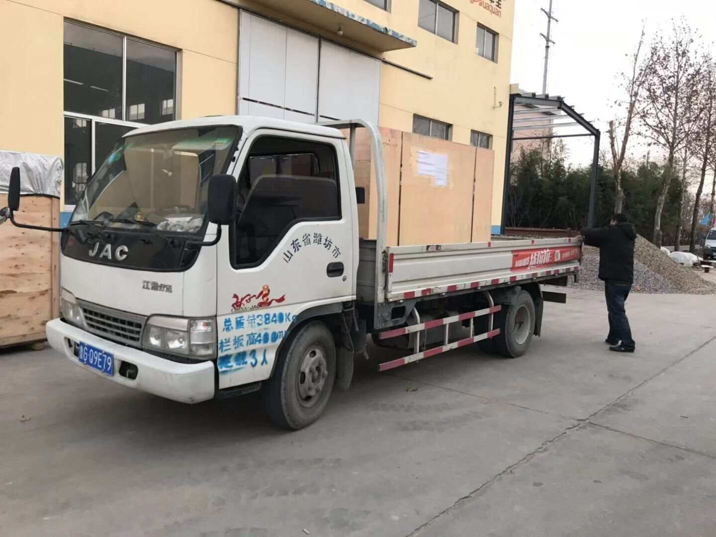 山東省玄先生從華全動力采購的一臺30kw標(biāo)配柴油發(fā)電機(jī)組于12月8日順利發(fā)往目的地