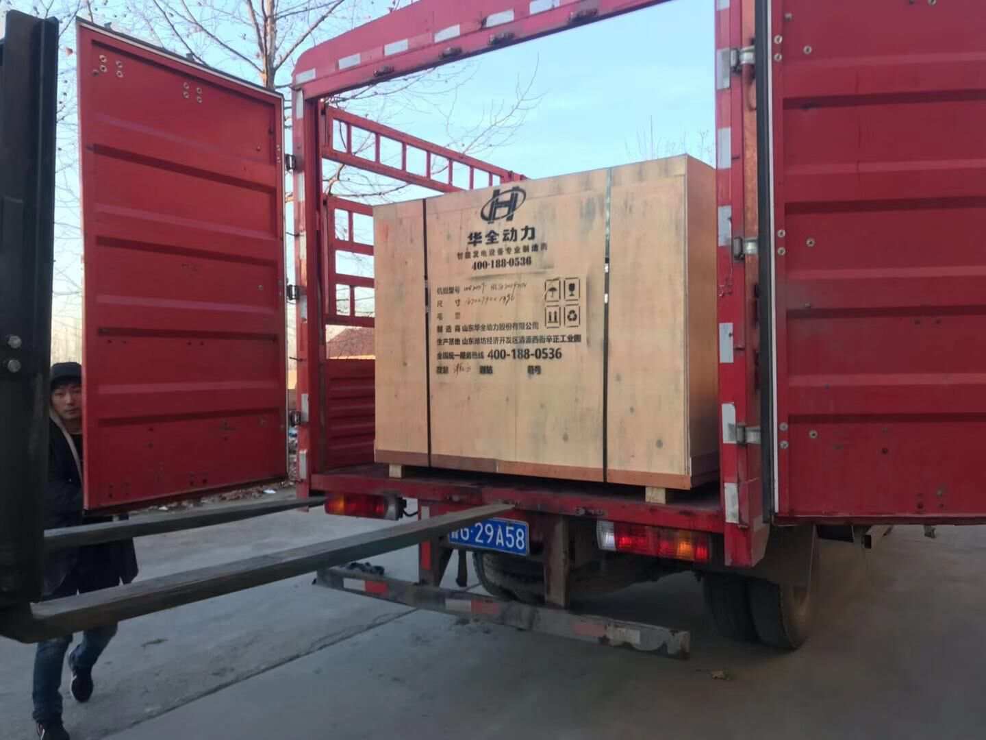 12月10日，熊先生從華全動力采購的一臺20kw標配柴油發電機組順利發往山東省