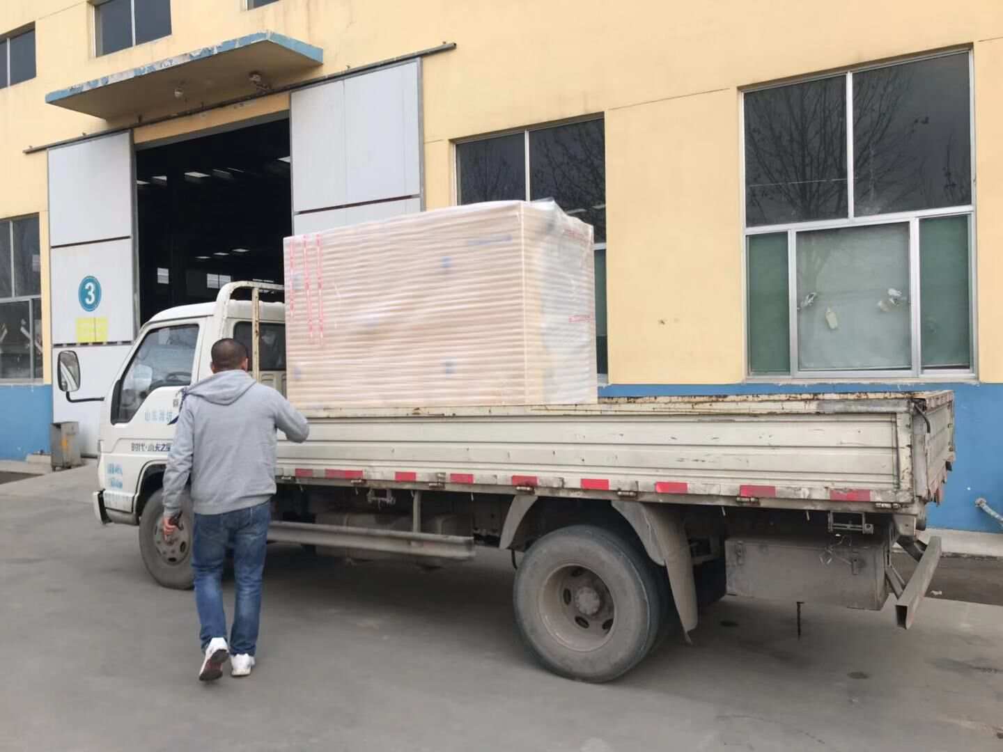 12月14日，王先生從華全動力訂購的15kw靜音箱柴油發電機組順利發往山東省