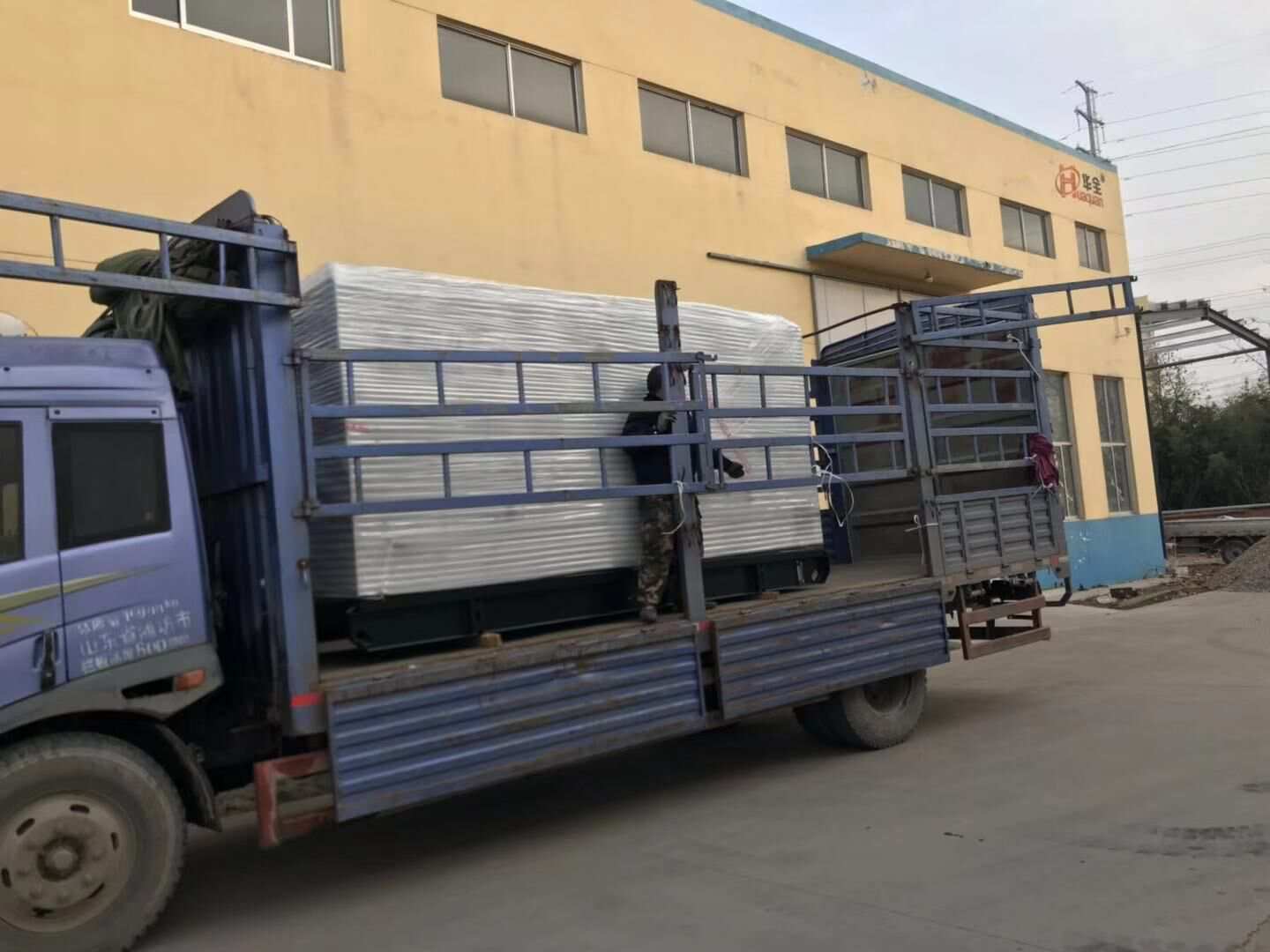 聶先生從華全動力采購的300kw靜音箱柴油發電機組于12月22日順利發往湖北省