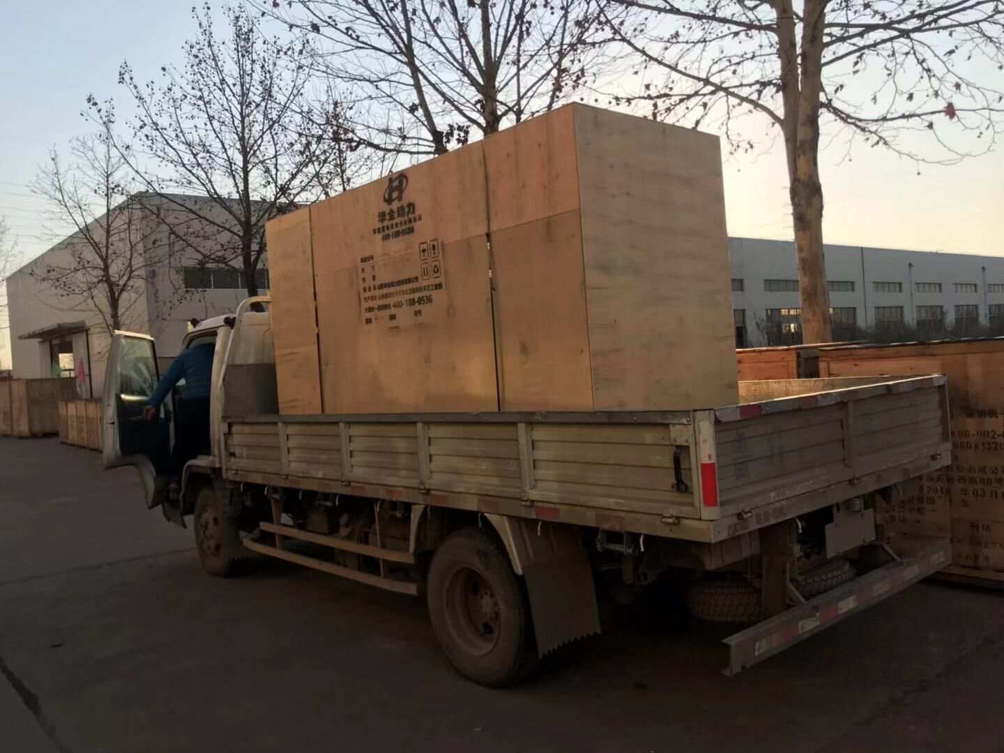 12月22日，一臺300kw靜音箱柴油發電機組從華全動力順利發往甘肅省