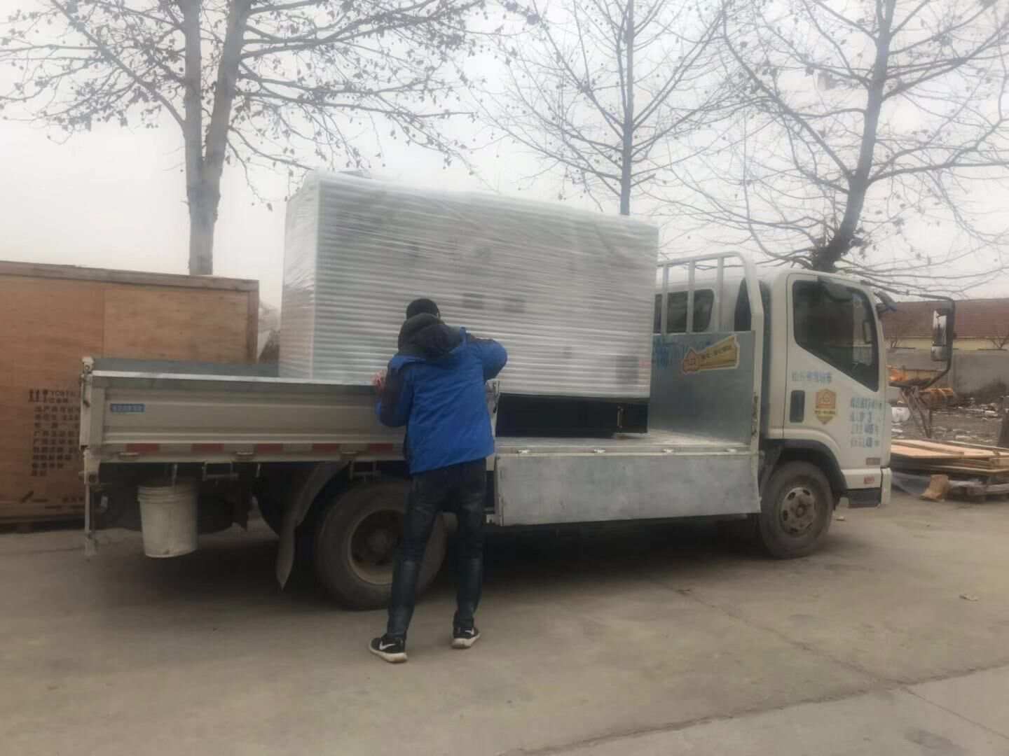 12月27日，江蘇省釋先生從華全動力訂購的400kw靜音拖車柴油發電機組現已發往目的地