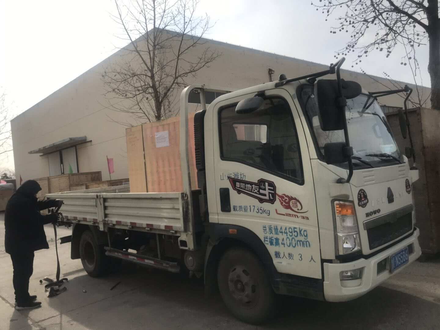 山東省楊先生從華全動力代裝的一臺30kw靜音式防雨棚柴油發電機組于1月7日順利發往目的地