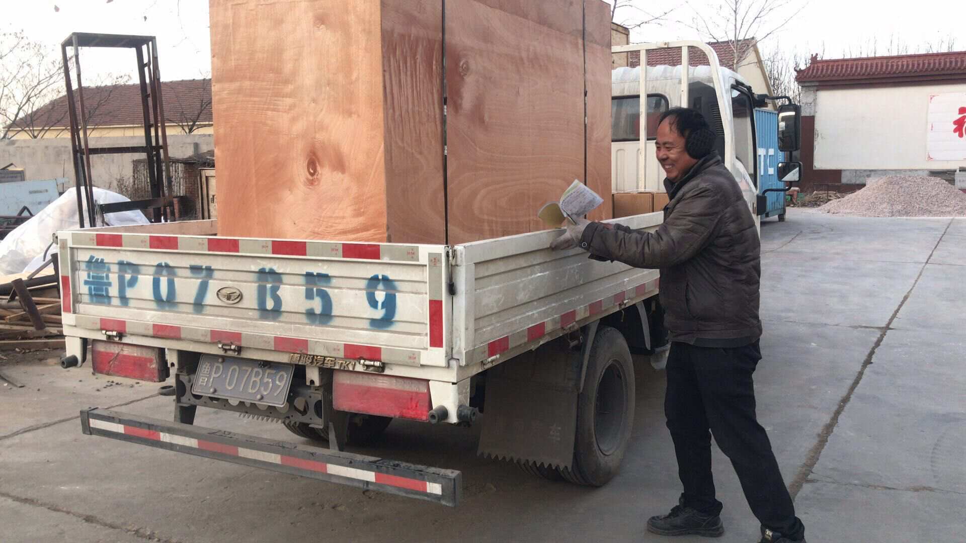 1月12日，湖北省李先生從華全動力采購的80kw移動靜音升降燈順利發往目的地