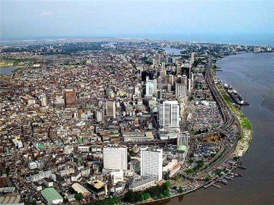 在尼日利亞,一臺(tái)發(fā)電機(jī)組,“電”亮一座城