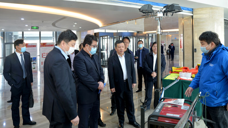 濰坊市領(lǐng)導(dǎo)蒞臨華全動(dòng)力展位，詳細(xì)詢問公司發(fā)展情況、產(chǎn)品情況等