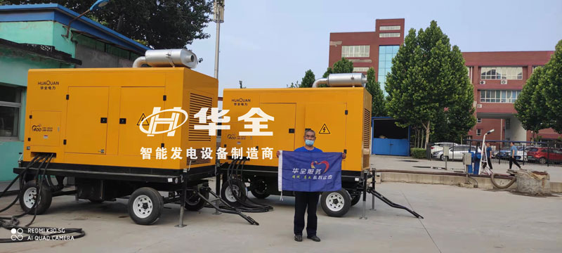 華全工作人員調試兩臺400千瓦靜音發(fā)電機組