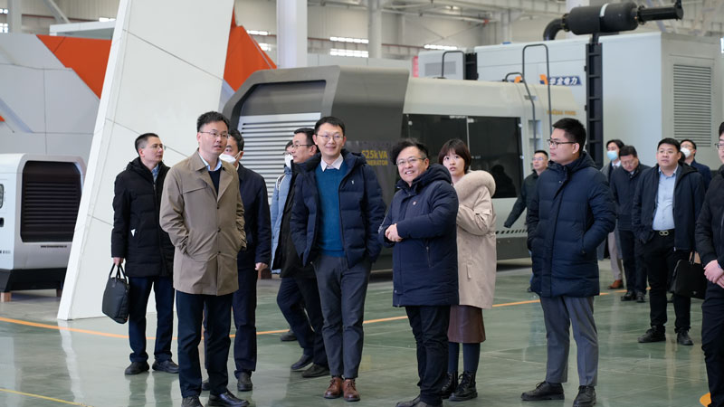 華全集團(tuán)董事長趙立增為中國東方資產(chǎn)管理股份有限公司領(lǐng)導(dǎo)講解